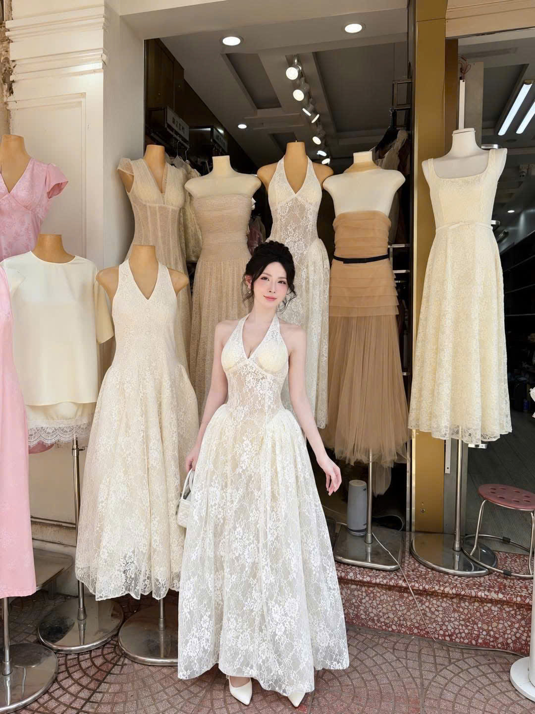 Đầm Dự Tiệc Ren Hoa Cổ Yếm Xòe Dài