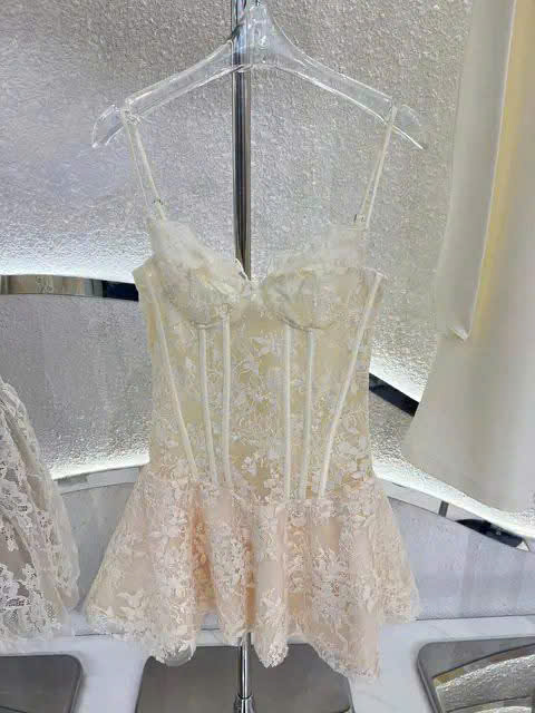 Ảnh Đầm Dự Tiệc Kem Ngà Hai Dây Cúp Ngực Corset Phối Ren Hoa Nổi Dáng Xòe Ngắn