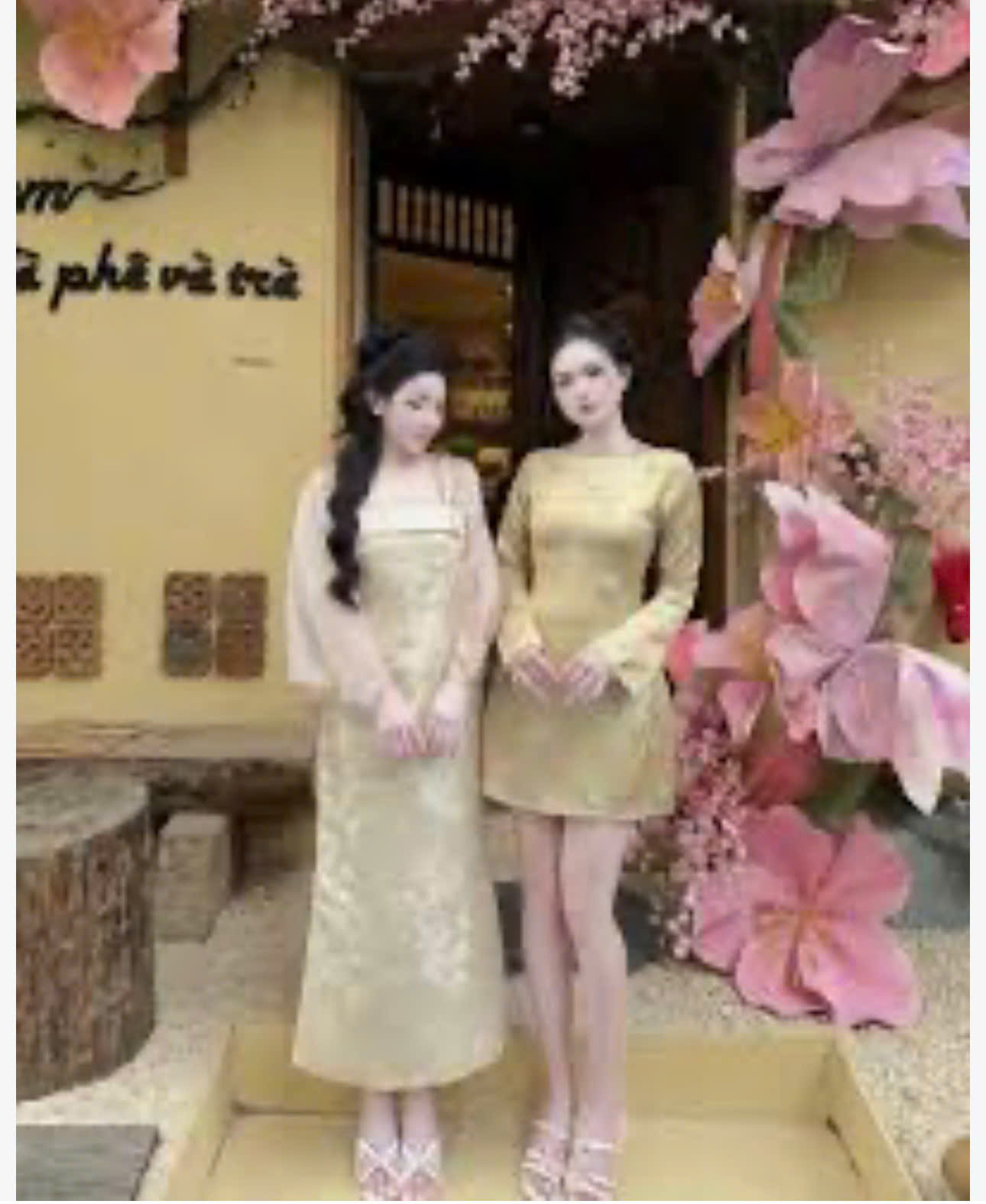 Ảnh Đầm Hai Dây Gấm Hoa Dáng Dài Phối Khăn Choàng Voan