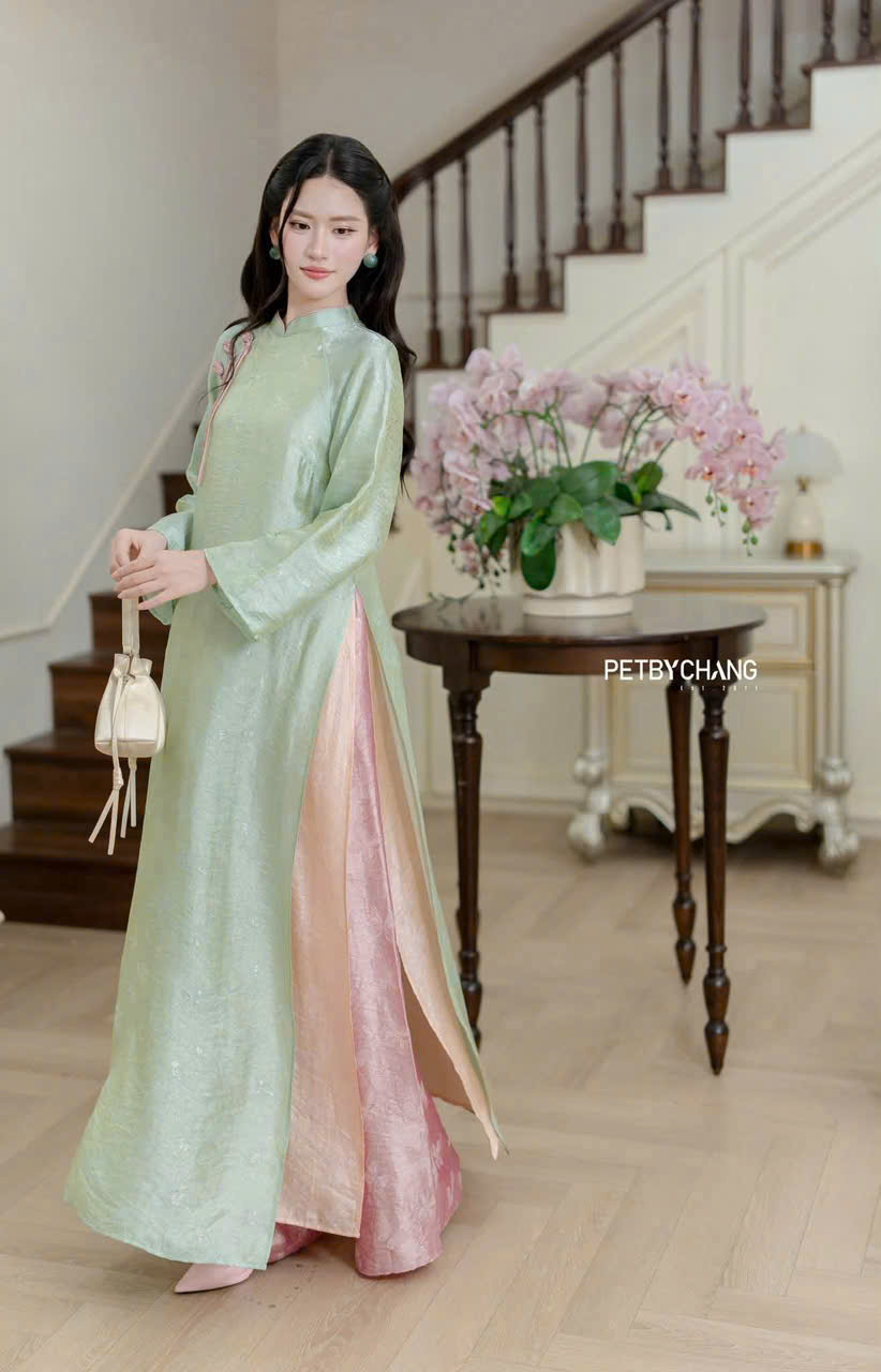 Ảnh Áo Dài Gấm Hoa Xanh Ngọc Cổ Tàu Đính Nút Hồng Phối Quần