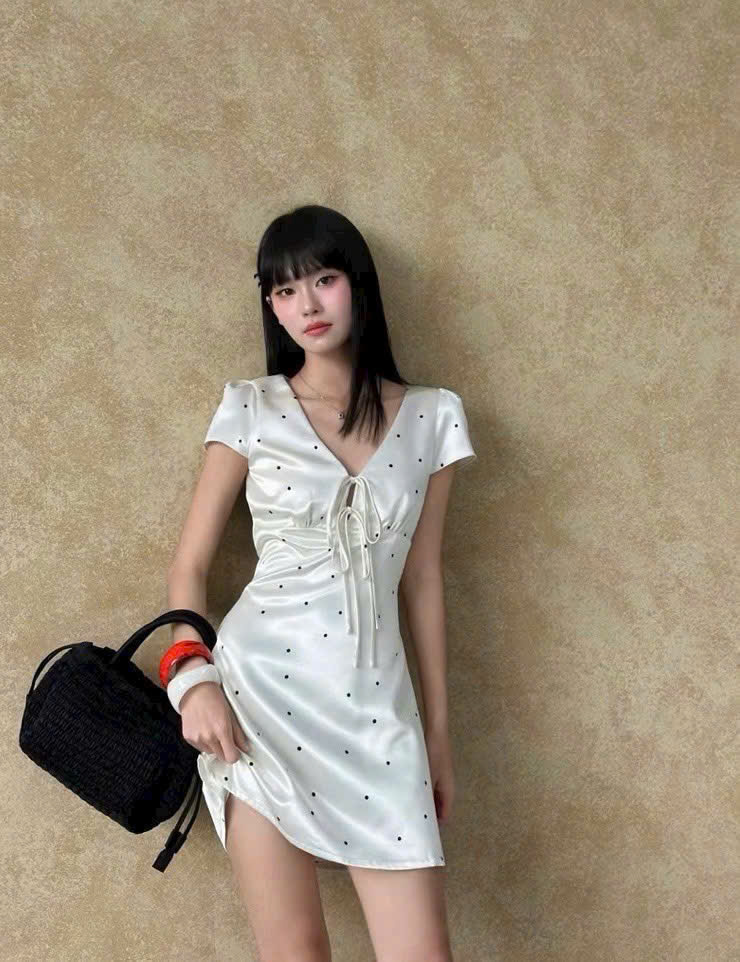 Ảnh Đầm Lụa Chấm Bi Cổ V Thắt Nơ Ngực Dáng Ngắn