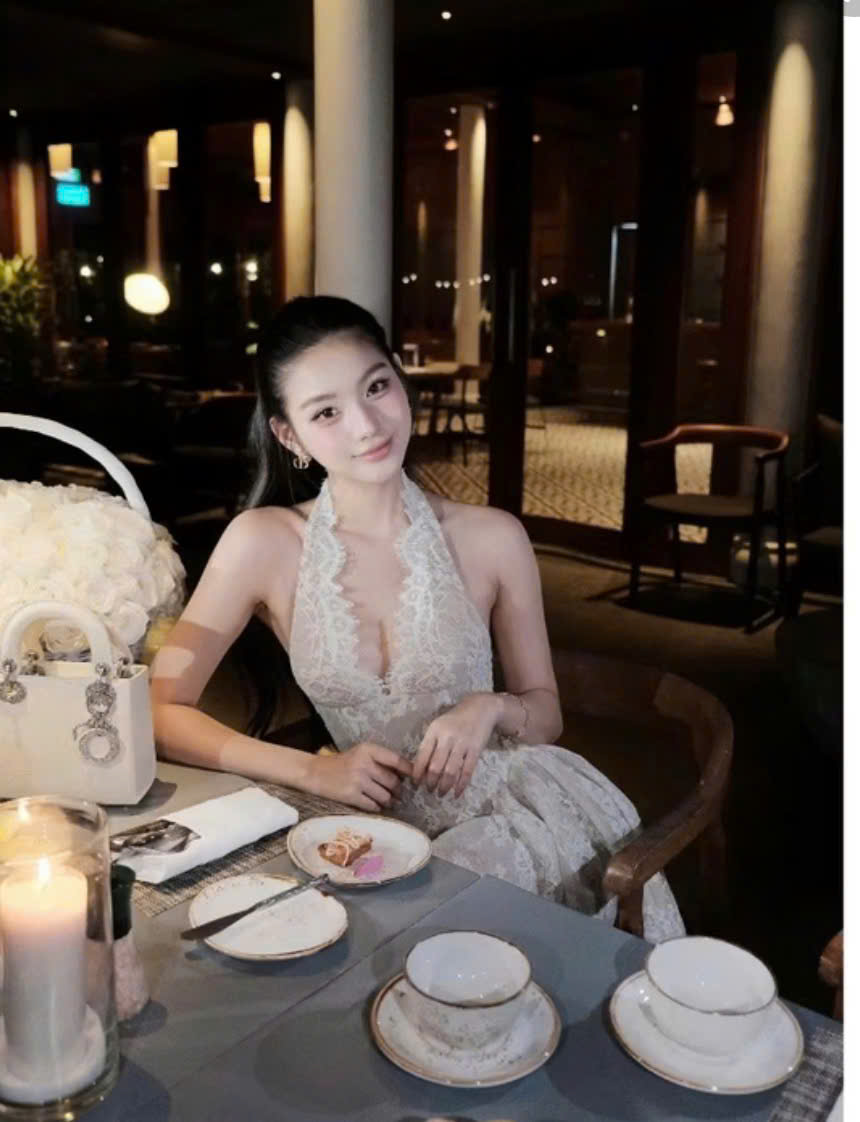 Đầm Dự Tiệc Kem Ngà Cổ Yếm Xẻ V Ren Hoa Nổi Dáng Xòe Ngắn