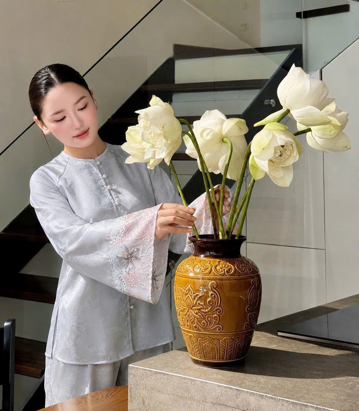 Set Gấm Cổ Tròn Nút Ngọc Tay Loe Phối Ren Hoa