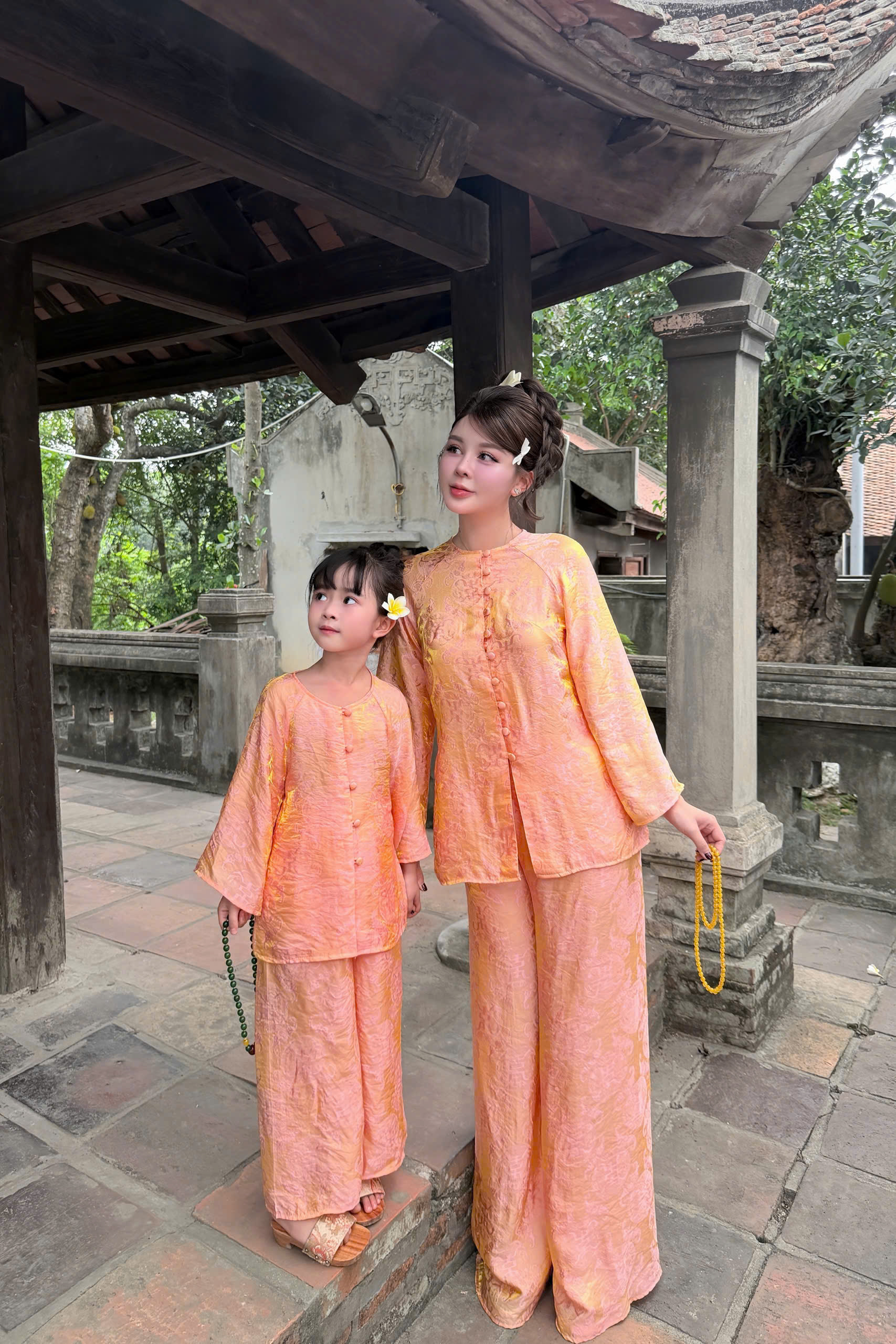 Ảnh Set Gấm Mẹ Bé Cổ Tròn Nút Bọc Ánh Kim