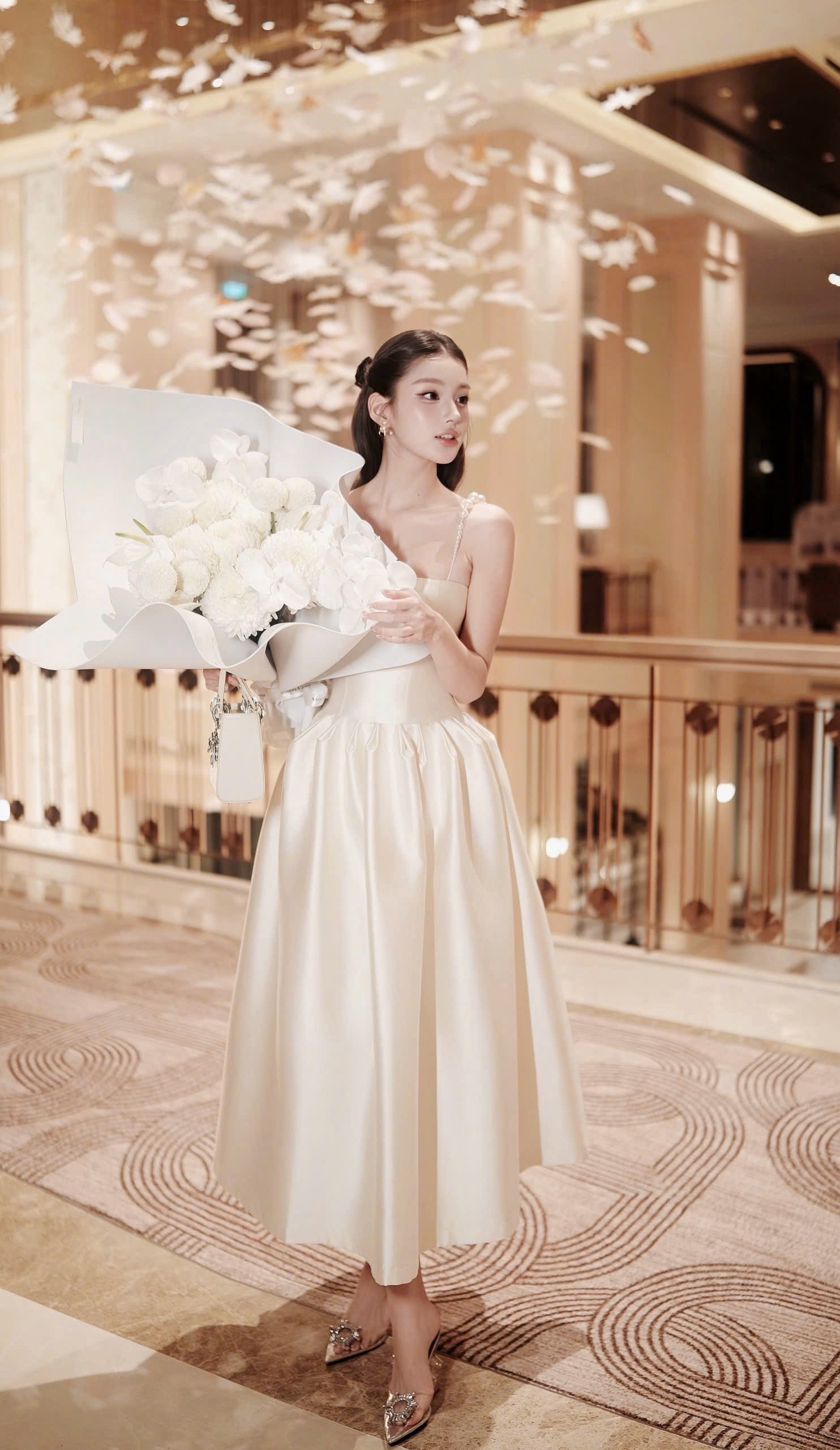 Ảnh Đầm Dự Tiệc Kem Ngà Hai Dây Ngọc Trai Thân Chiết Eo Dáng Xòe Midi