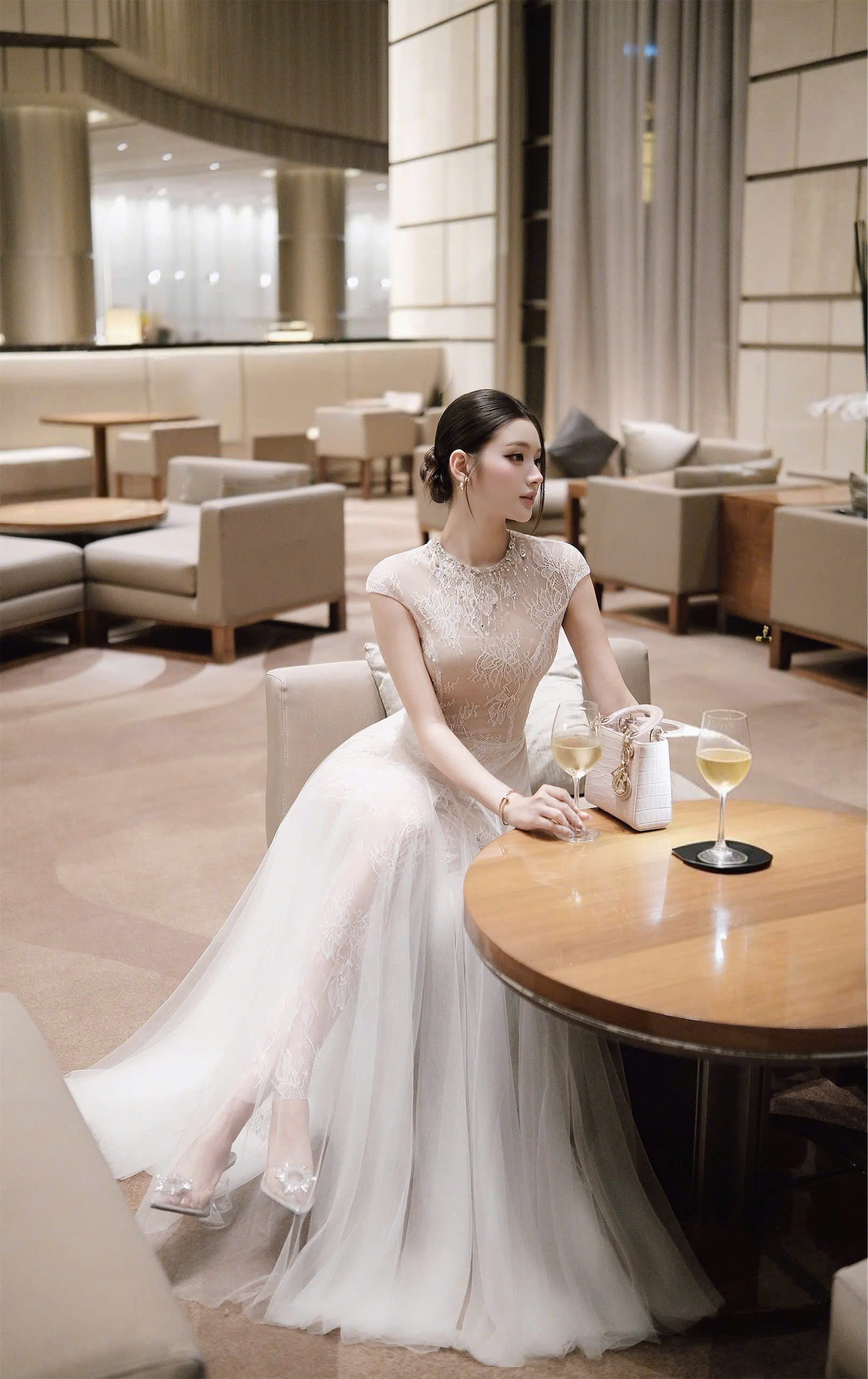 Ảnh Đầm Dự Tiệc Ren Hoa Cổ Tròn Đính Hạt Phối Voan Dài