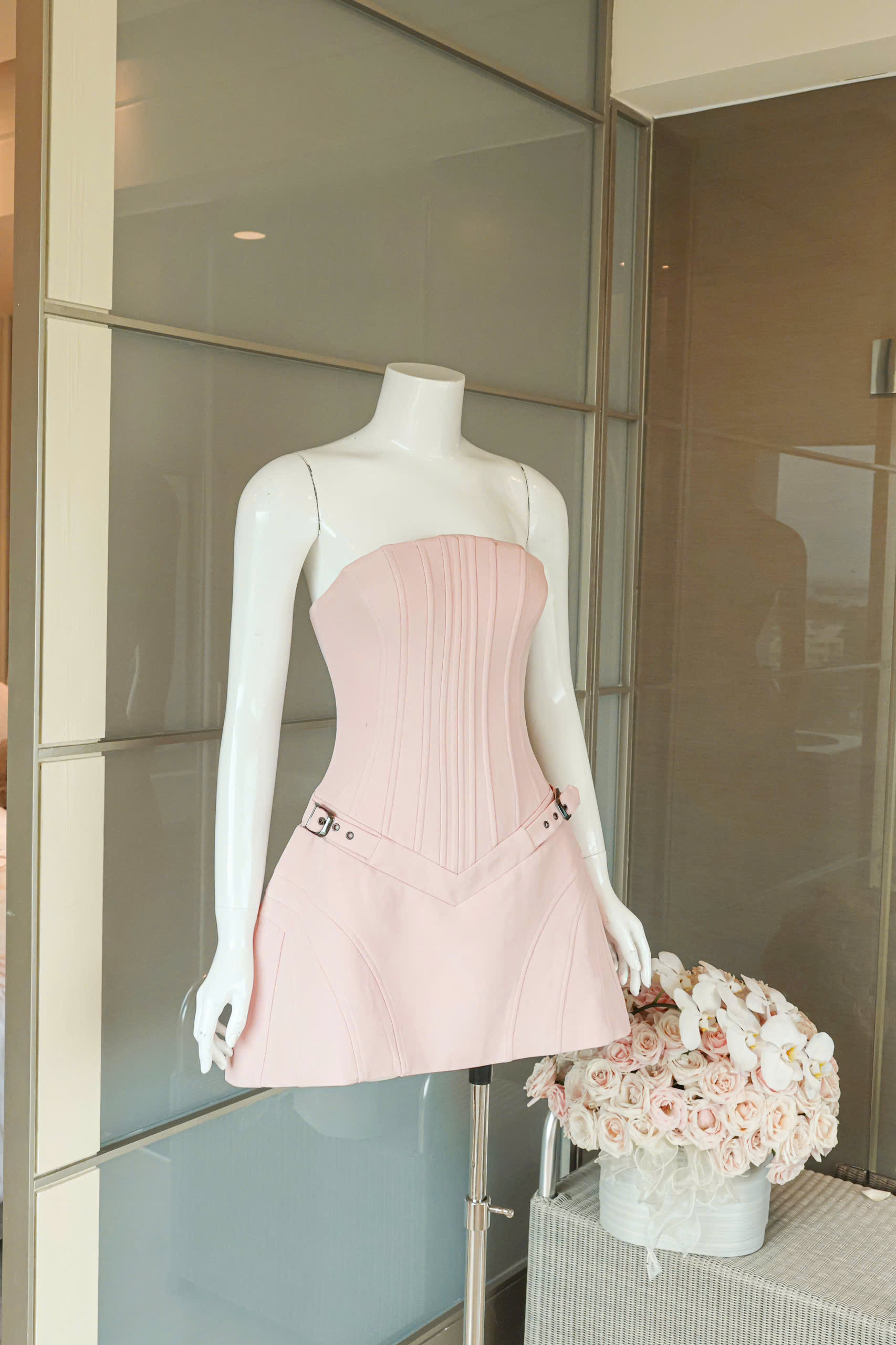 Ảnh Đầm Dự Tiệc Hồng Phấn Cúp Ngực Corset Xếp Ly Đai Khóa Hông Dáng Ngắn