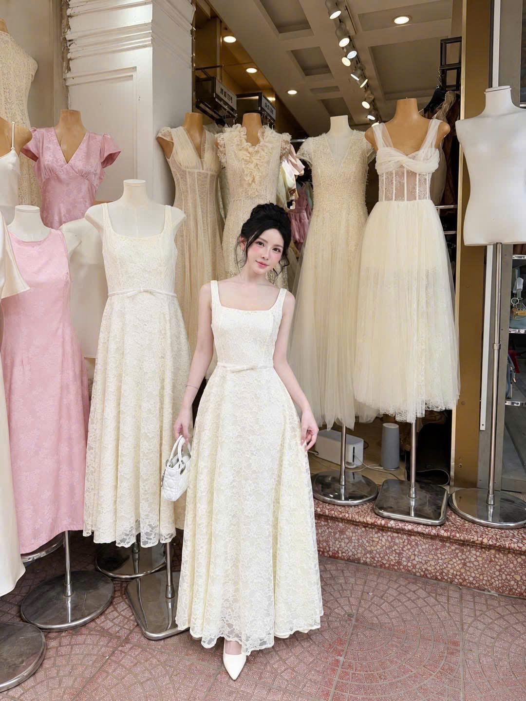 Đầm Dự Tiệc Cổ Vuông Hai Dây Ren Hoa Xòe Dài
