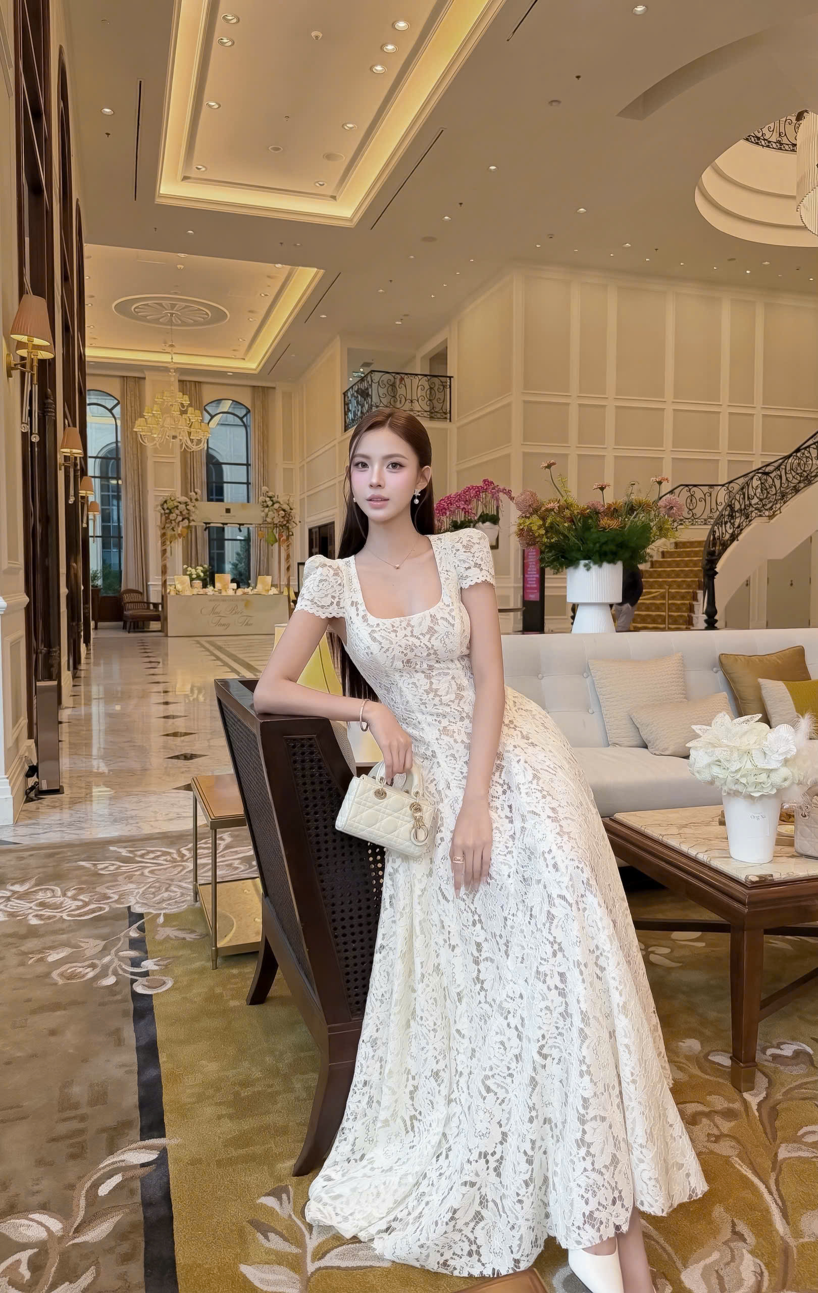 Ảnh Đầm Dự Tiệc Trắng Kem Cổ Vuông Tay Phồng Ngắn Ren Hoa Nổi Dáng Dài Xòe