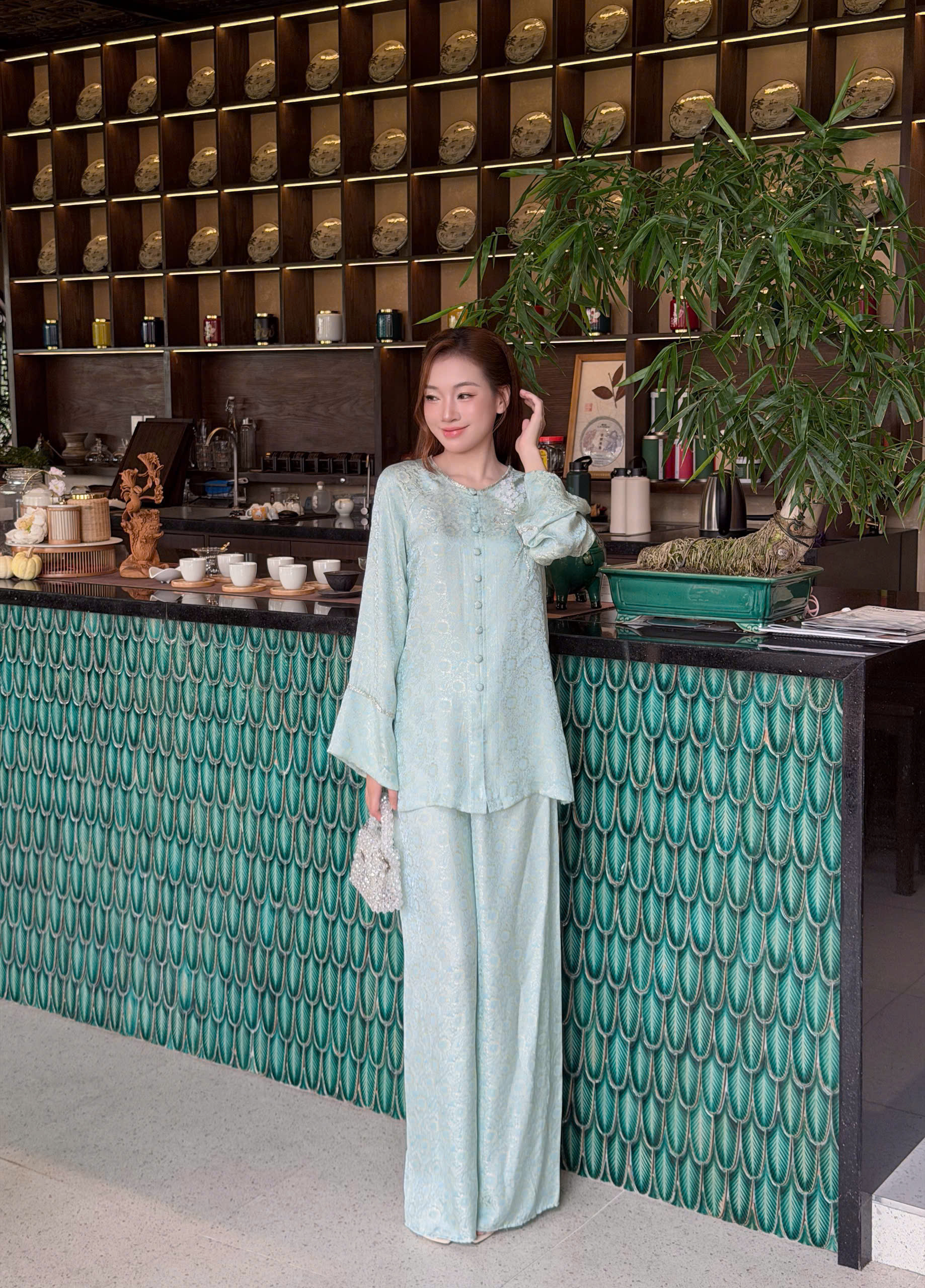 Set Gấm Hoa Cổ Tròn Thêu Hoa Vai Tay Loe