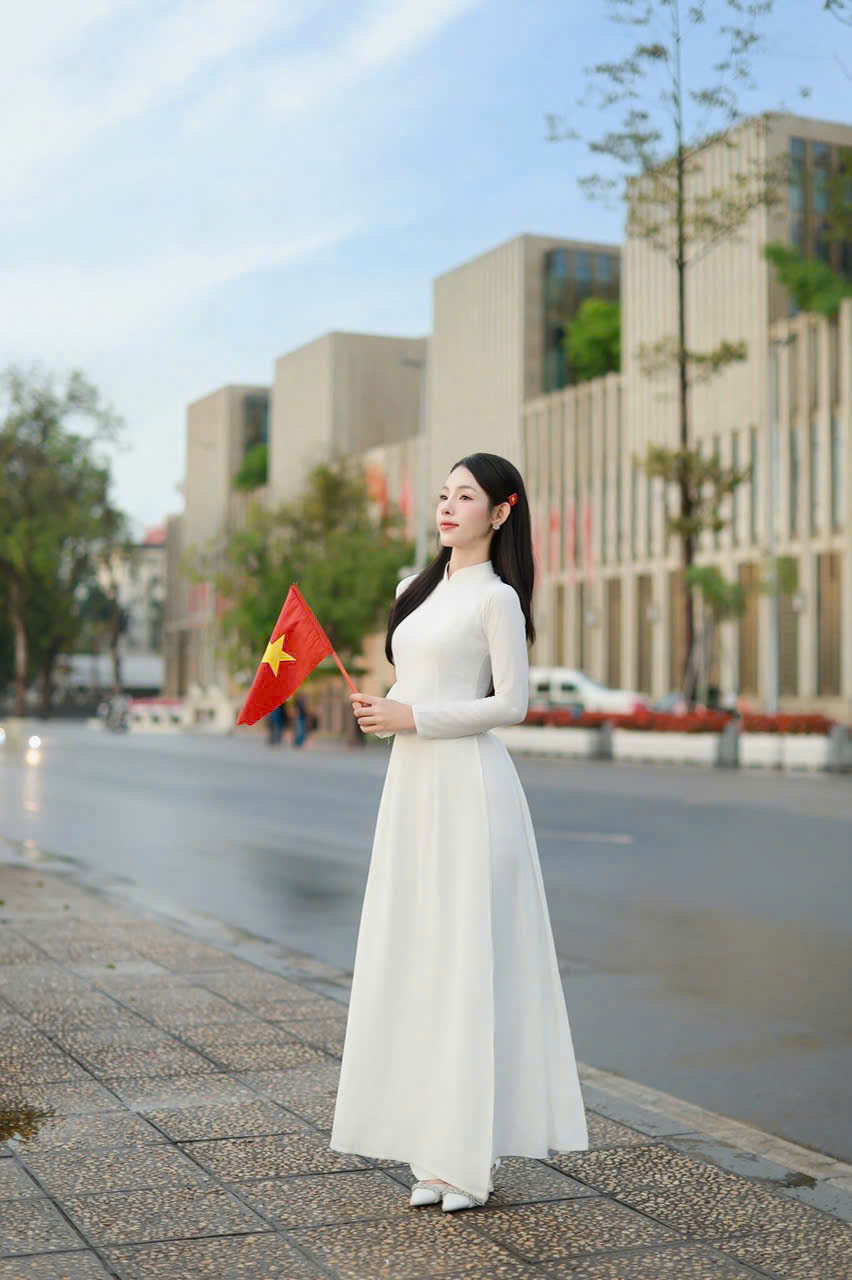 Áo Dài Trắng 4 Tà Cổ Đứng Vai Nhún Tay Dài