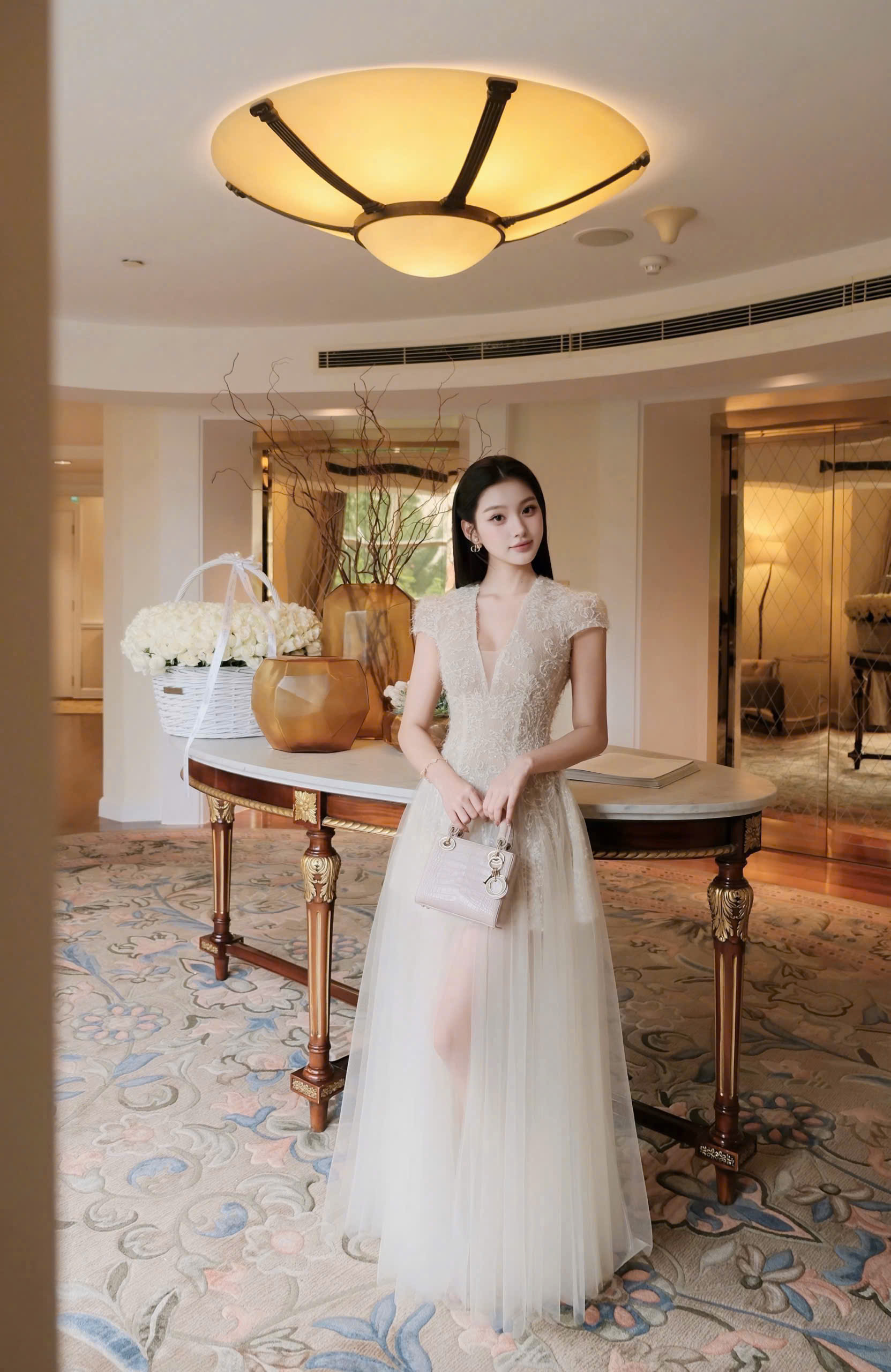 Ảnh Đầm Dự Tiệc Kem Ngà Cổ V Sâu Tay Con Phối Ren Nổi Chân Váy Voan Dài