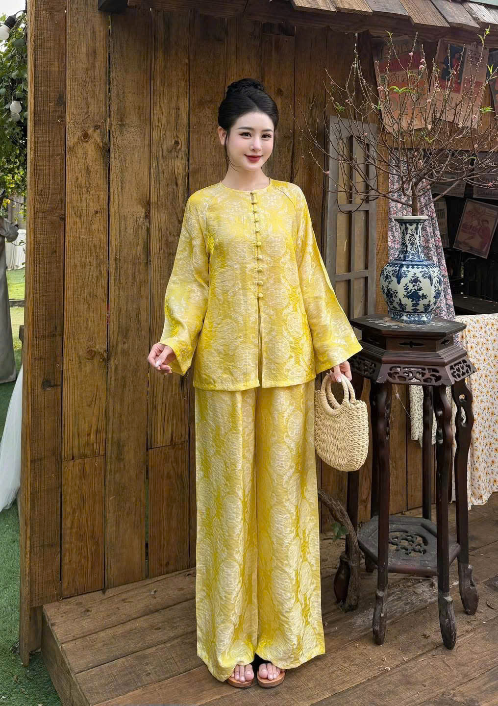 Set Gấm Cổ Tròn Nút Bọc Tay Loe Vàng Mai