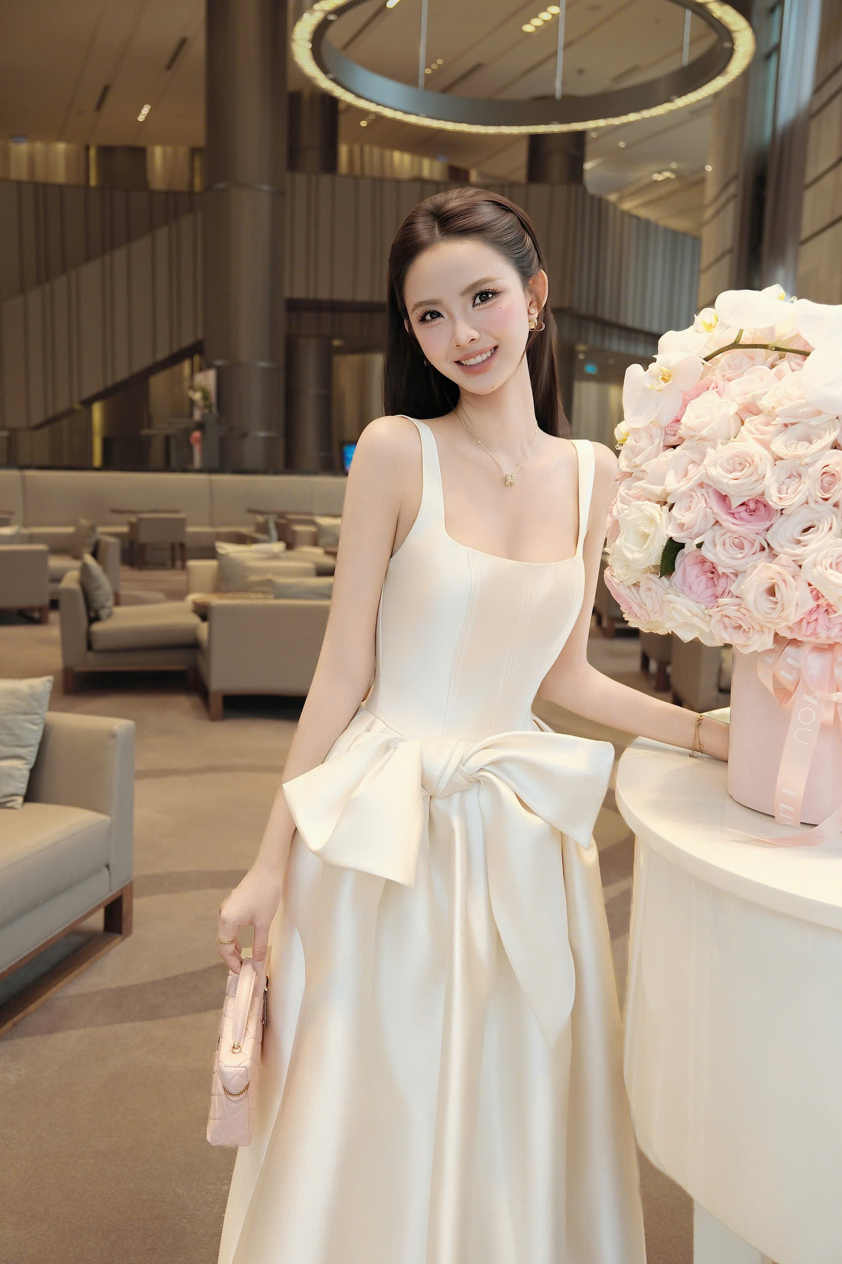 Ảnh Đầm Dự Tiệc Kem Ngà Hai Dây Cổ Vuông Thân Corset Phối Nơ Lớn Dáng Xòe Dài