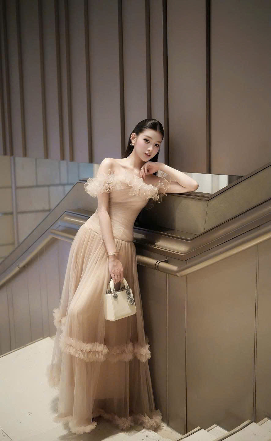 Ảnh Đầm Dạ Hội Trễ Vai Voan Bèo Tầng