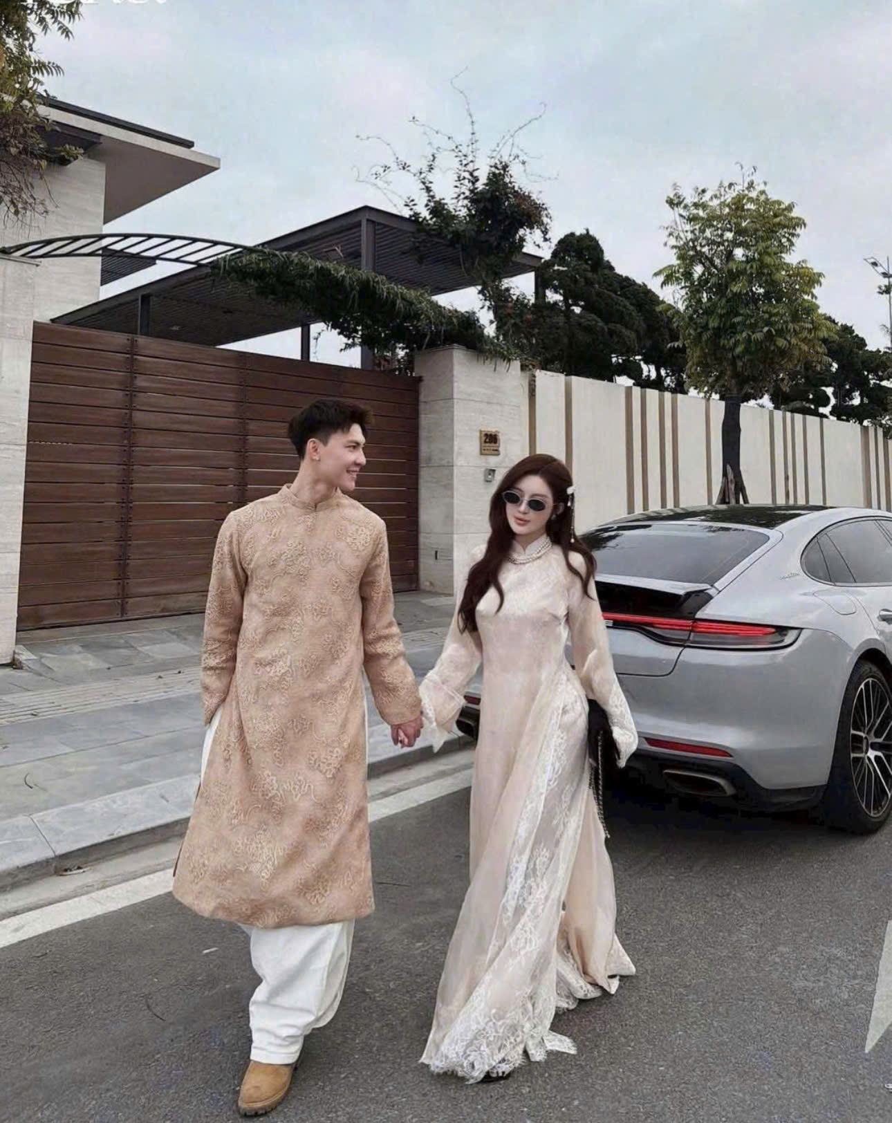 Ảnh Áo Dài Voan Ren Cổ Cao Tay Loe Tà Dài Thướt Tha