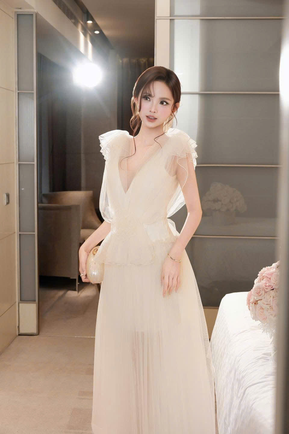 Đầm Dự Tiệc Cổ V Bèo Vai Voan Xòe Dài